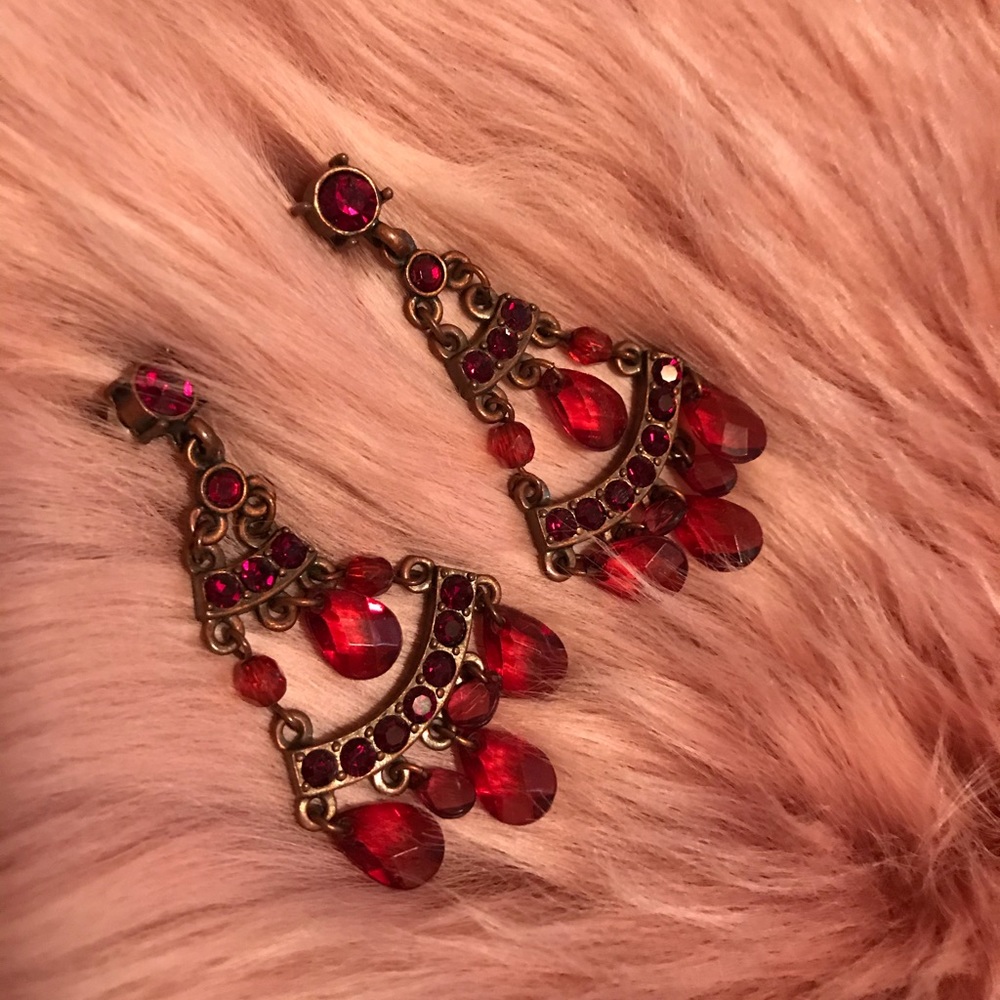 Red crystal & Gold tone dangle earrings.